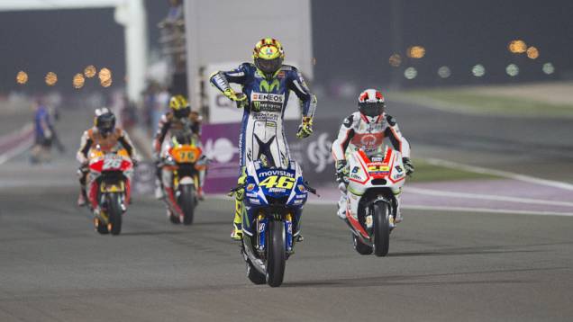 Confira o melhor da Moto GP 2015, etapa do Qatar | <a href="https://beta-develop.quatrorodas.abril.com.br/moto/noticias/rossi-show-fatura-moto-gp-qatar-852000.shtml" rel="migration">Leia mais</a> Confira o melhor da Moto GP 2015, etapa do Qatar | <a href="https://beta-develop.quatrorodas.abril.com.br/moto/noticias/rossi-show-fatura-moto-gp-qatar-852000.shtml" rel="migration">Leia mais</a>