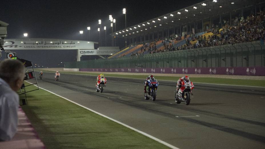 Confira o melhor da Moto GP 2015, etapa do Qatar | <a href="https://beta-develop.quatrorodas.abril.com.br/moto/noticias/rossi-show-fatura-moto-gp-qatar-852000.shtml" rel="migration">Leia mais</a>