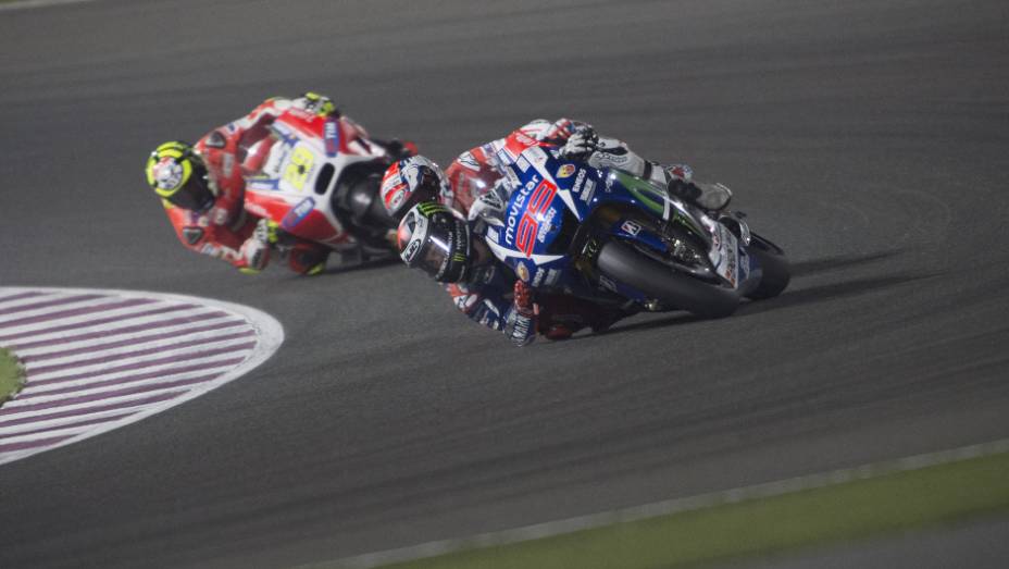 Confira o melhor da Moto GP 2015, etapa do Qatar | <a href="https://beta-develop.quatrorodas.abril.com.br/moto/noticias/rossi-show-fatura-moto-gp-qatar-852000.shtml" rel="migration">Leia mais</a>