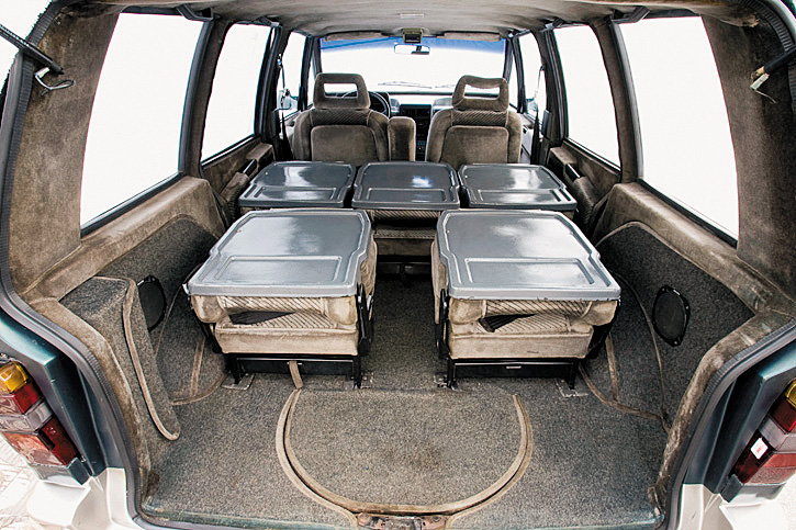 Os assentos eram totalmente reclin&aacute;veis e remov&iacute;veis; os da frente giravam para tr&aacute;s