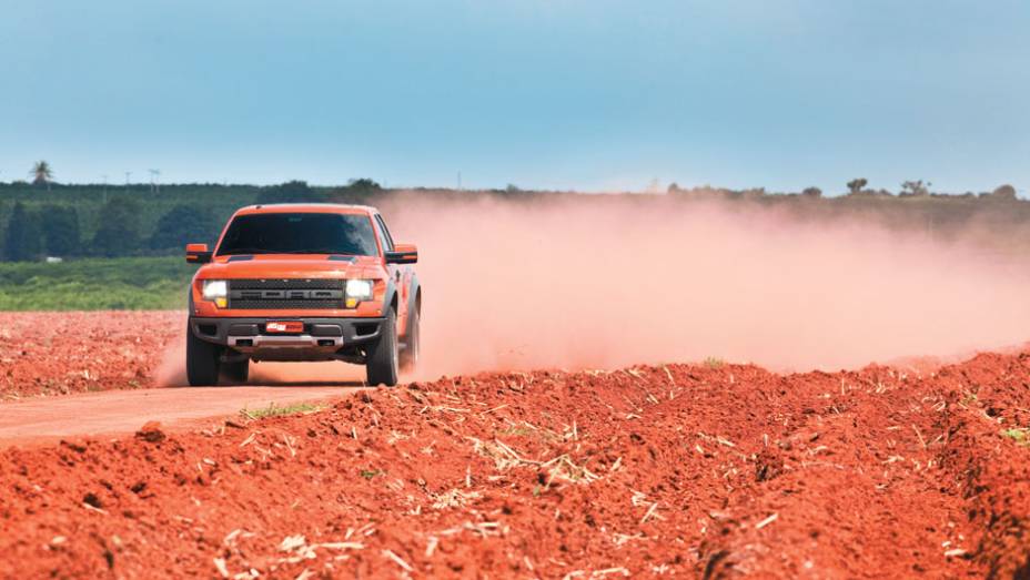 Raptor SVT: grade e para-choque t&ecirc;m desenho exclusivo