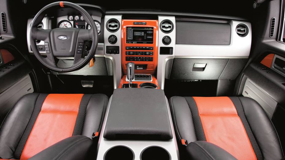 O clima de tuning de f&aacute;brica tamb&eacute;m tomou conta do interior, que tem acabamento bicolor no painel e no revestimento dos bancos