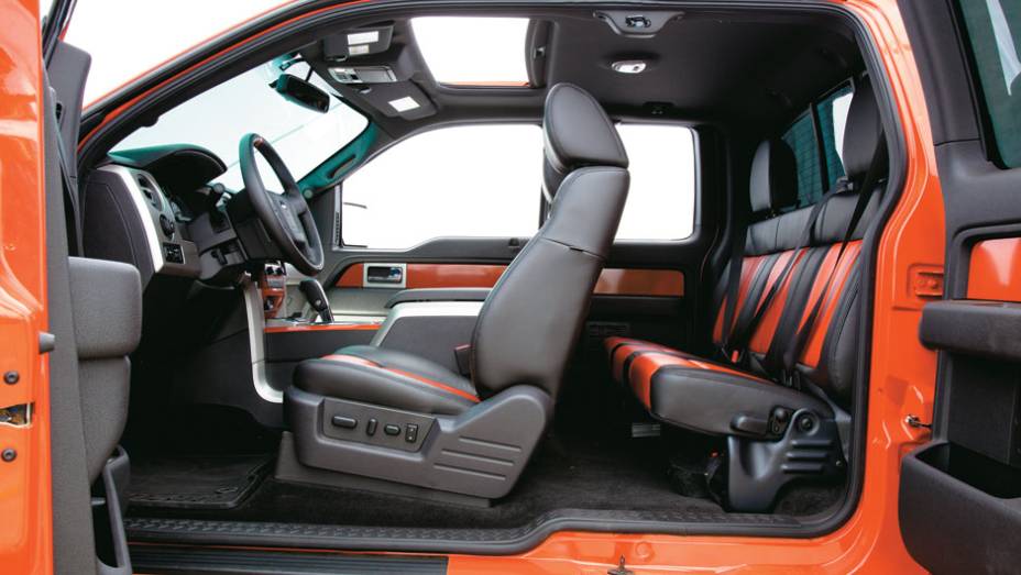 Carroceria SuperCab: portas traseiras de abertura invertida facilitam o acesso &agrave; cabine