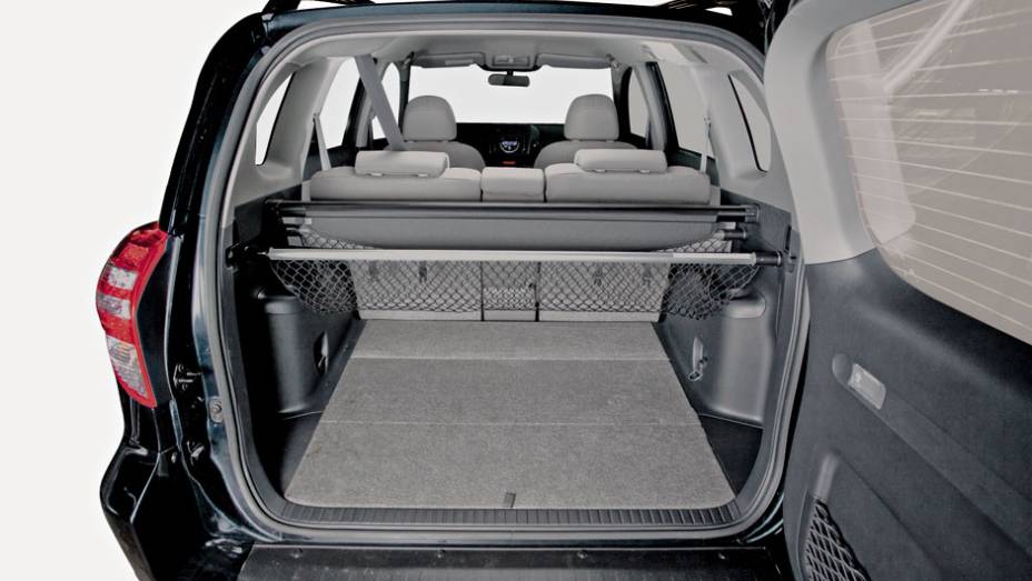 Porta-malas do Toyota aparenta ser o maior de todos, com espa&ccedil;o cob o assoalho, mas n&uacute;meros n&atilde;o confirmam