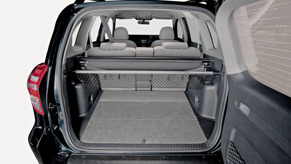 Porta-malas do Toyota aparenta ser o maior de todos, com espa&ccedil;o cob o assoalho, mas n&uacute;meros n&atilde;o confirmam