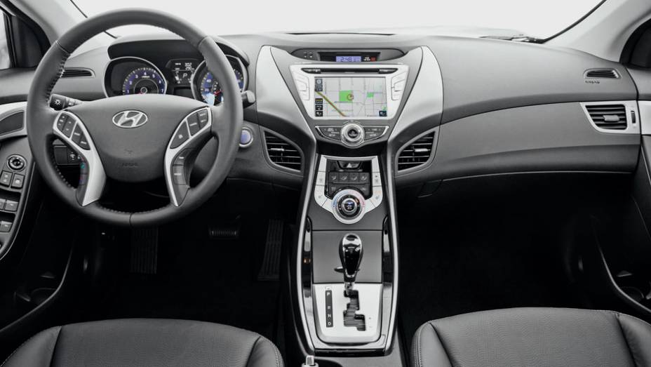 Pacote generoso: duplo airbag, tela 7 polegadas e um autom&aacute;tico de seis marchas