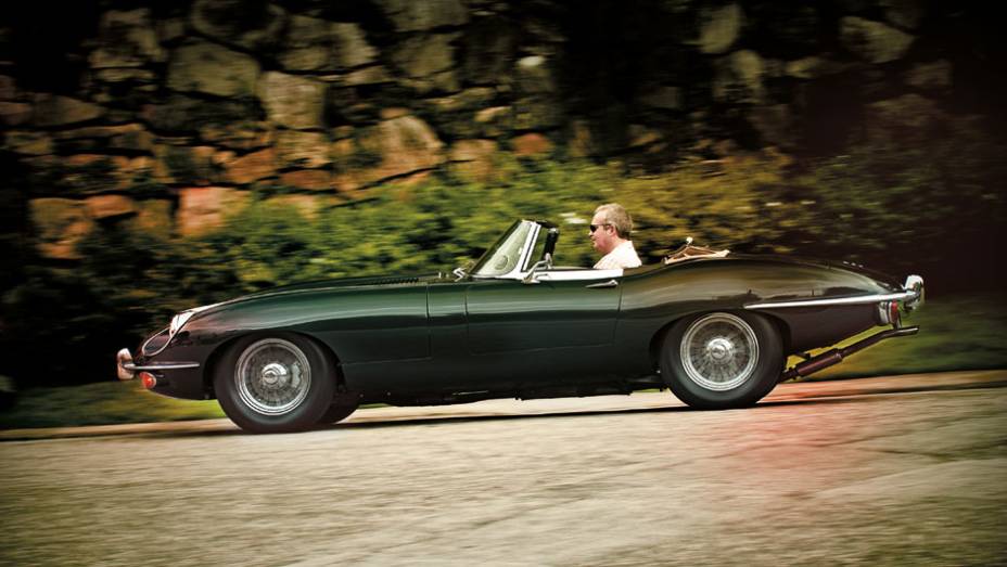 O motorista pilota junto ao eixo traseiro, tendo o longo cap&ocirc; abrindo caminho. O E-Type pode acelerar at&eacute; a velocidade m&aacute;xima de 240 km/h
