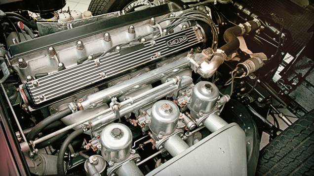 Motor de 6 cilindros com tripla carburação: adorável sedutor Motor de 6 cilindros com tripla carburação: adorável sedutor