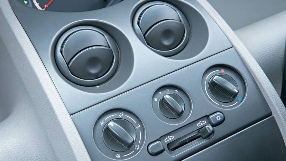 ... ar-condicionado? Dispon&iacute;veis apenas nas vers&otilde;es de luxo