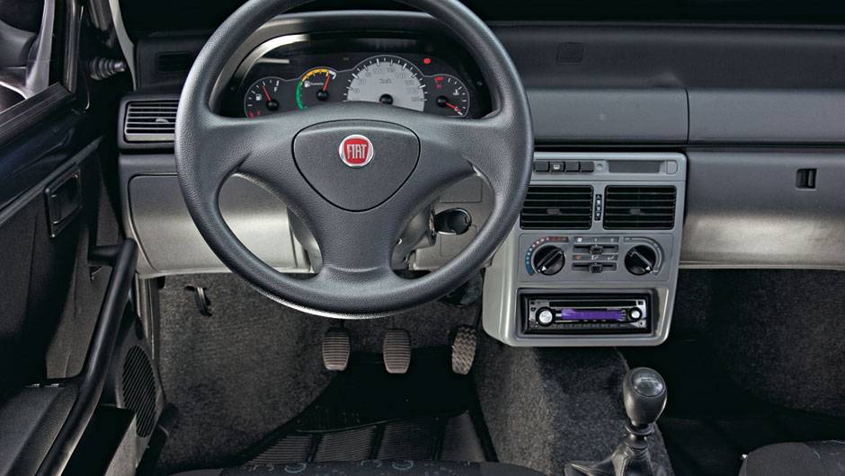 Abaixo do r&aacute;dio, console com carpete