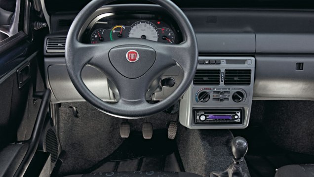 Abaixo do r&aacute;dio, console com carpete