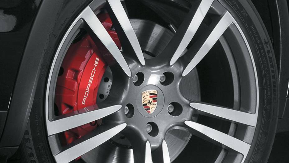 Superlativo: pneus 295/35 R21 e pin&ccedil;as de seis pist&otilde;es