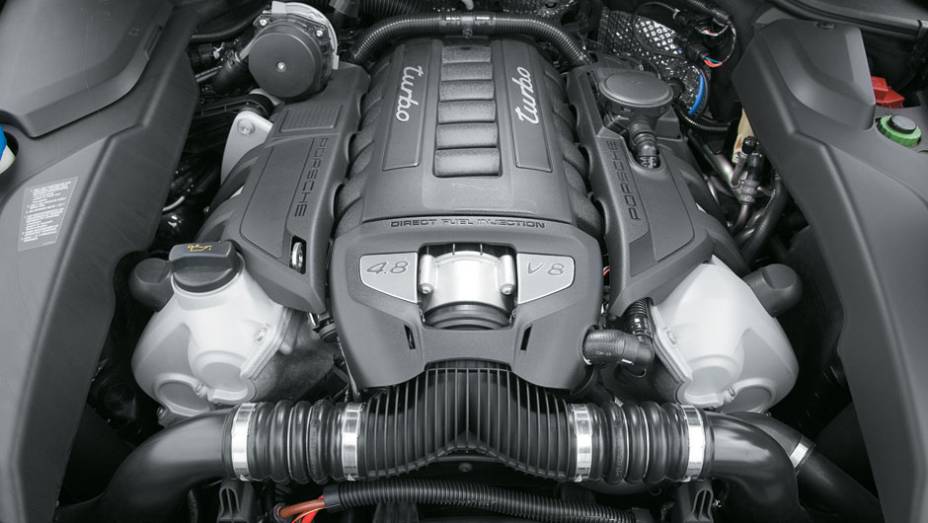 Motor V8 respira com aux&iacute;lio de aparelhos: dois turbos