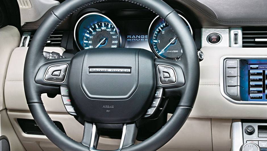 Comandos e botões estão sempre à mão do motorista Comandos e botões estão sempre à mão do motorista
