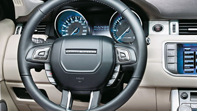 Comandos e bot&otilde;es est&atilde;o sempre &agrave; m&atilde;o do motorista