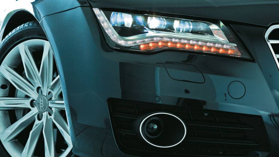 Conjunto &oacute;ptico exibe leds nas lanternas e...