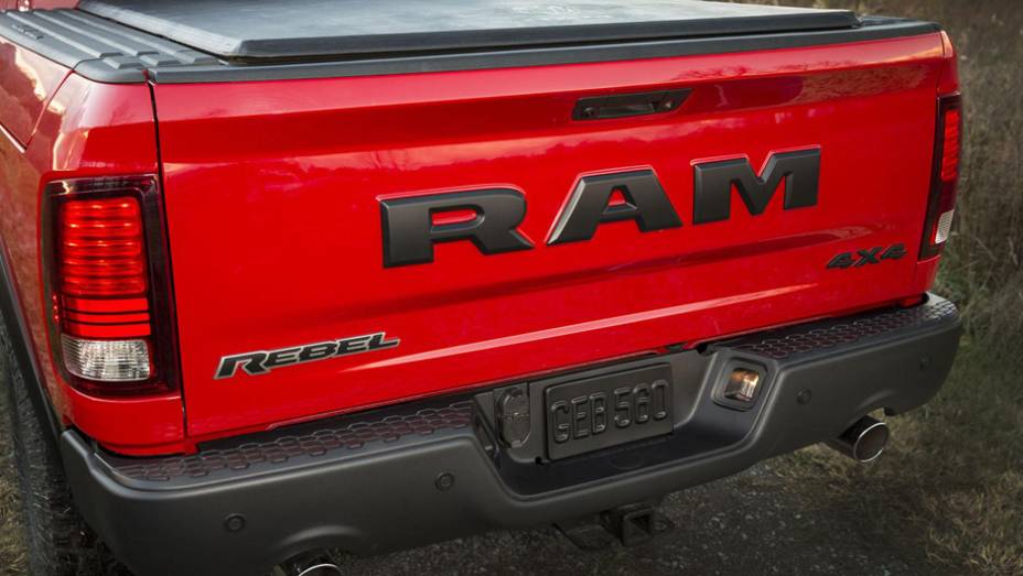 Tampa traseira coberta por nomes da marca, modelo e versão da picape | <a href="https://beta-develop.quatrorodas.abril.com.br/noticias/saloes/detroit-2015/ram-revela-picape-1500-rebel-2015-825402.shtml" rel="migration">Leia mais</a> Tampa traseira coberta por nomes da marca, modelo e versão da picape | <a href="https://beta-develop.quatrorodas.abril.com.br/noticias/saloes/detroit-2015/ram-revela-picape-1500-rebel-2015-825402.shtml" rel="migration">Leia mais</a>
