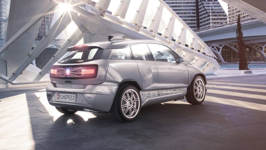 Carroceria esportiva conta com paineis que integram luzes de alerta do ve&iacute;culo | <a href="https://beta-develop.quatrorodas.abril.com.br/noticias/saloes/genebra-2015/rinspeed-transforma-bmw-i3-algo-ainda-mais-futurista-838080.shtml" rel="migration">Leia mais</a>