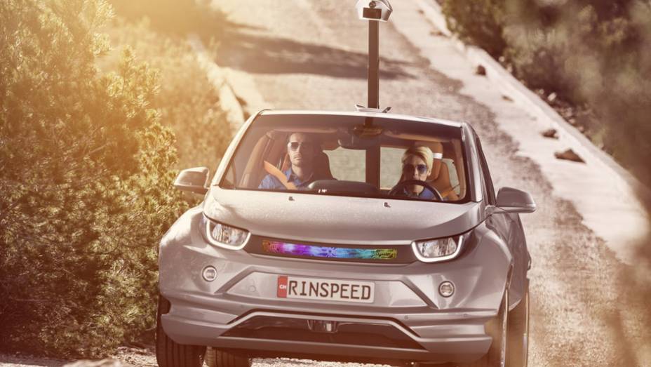 Modelo vem com c&acirc;mera 3D que mapeia percurso em busca de perigos para o carro e seus ocupantes | <a href="https://beta-develop.quatrorodas.abril.com.br/noticias/saloes/genebra-2015/rinspeed-transforma-bmw-i3-algo-ainda-mais-futurista-838080.shtml" rel="migration">Leia mais</a>