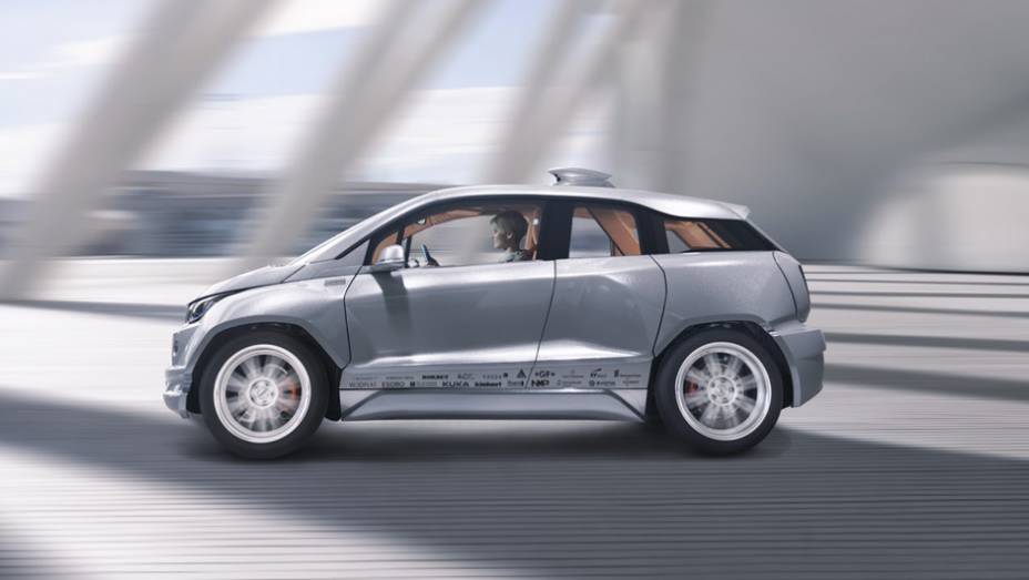 Visual esportivo &eacute; completado pelas rodas de 19 polegadas | <a href="https://beta-develop.quatrorodas.abril.com.br/noticias/saloes/genebra-2015/rinspeed-transforma-bmw-i3-algo-ainda-mais-futurista-838080.shtml" rel="migration">Leia mais</a>