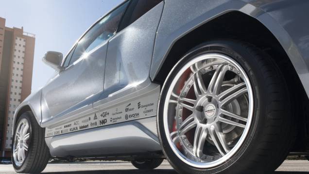 Destaque para pintura metalizada e os logos de todas empresas envolvidas no trabalho da Rinspeed | <a href="https://beta-develop.quatrorodas.abril.com.br/noticias/saloes/genebra-2015/rinspeed-transforma-bmw-i3-algo-ainda-mais-futurista-838080.shtml" rel="migration">Leia mais</a> Destaque para pintura metalizada e os logos de todas empresas envolvidas no trabalho da Rinspeed | <a href="https://beta-develop.quatrorodas.abril.com.br/noticias/saloes/genebra-2015/rinspeed-transforma-bmw-i3-algo-ainda-mais-futurista-838080.shtml" rel="migration">Leia mais</a>