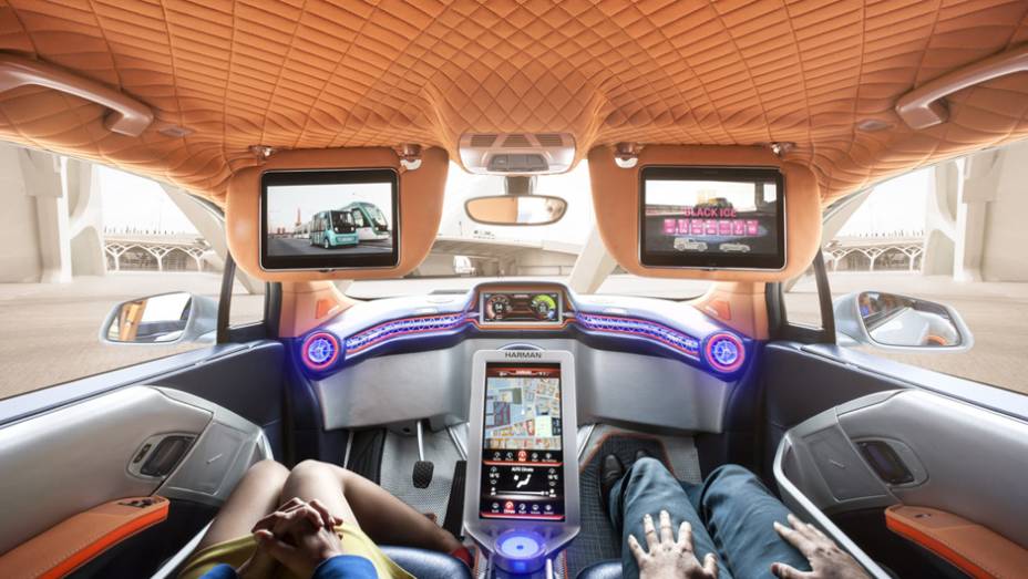 Interior parece uma nave espacial com grandes telas do sistema de entretenimento e informa&ccedil;&atilde;o | <a href="https://beta-develop.quatrorodas.abril.com.br/noticias/saloes/genebra-2015/rinspeed-transforma-bmw-i3-algo-ainda-mais-futurista-838080.shtml" rel="migration">Leia mais</a>