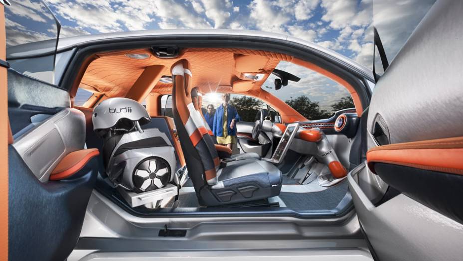 Carro vem com dois patinetes el&eacute;tricos atr&aacute;s e conta ainda com portas suicidas | <a href="https://beta-develop.quatrorodas.abril.com.br/noticias/saloes/genebra-2015/rinspeed-transforma-bmw-i3-algo-ainda-mais-futurista-838080.shtml" rel="migration">Leia mais</a>