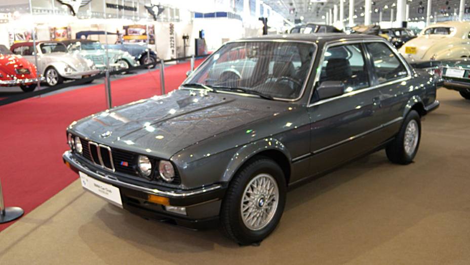 BMW 320i com o pacote da divis&atilde;o esportiva M