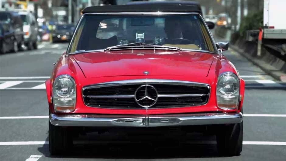 Um reluzente Mercedes-Benz 280 SL, com motor 2.8 de 170 cv, chama a aten&ccedil;&atilde;o no epis&oacute;dio em que o renomado ator Alec Baldwin &eacute; o convidado | <a href="https://beta-develop.quatrorodas.abril.com.br/noticias/entretenimento/jerry-seinfeld-estrela-talk-show-carros-antigos-704" rel="migration"></a>