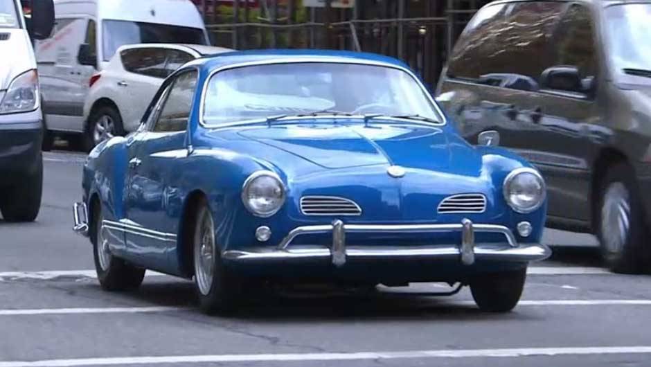 O raro VW Karmann-Ghia 1963 ficou ainda melhor com motor, suspens&atilde;o e freios vindos do Porsche 912; sorte de Joel Hodgson, que pode desfrutar um passeio neste belo esportivo | <a href="https://beta-develop.quatrorodas.abril.com.br/noticias/entretenimento/jerry-seinfeld-" rel="migration"></a>