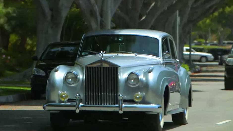 Seinfeld mostra ter bom gosto levando seu Rolls-Royce Silver Cloud II 1960 para passear; o sed&atilde; tinha um enorme motor V8 e impon&ecirc;ncia de sobra para desfilar pelas ruas | <a href="https://beta-develop.quatrorodas.abril.com.br/noticias/entretenimento/jerry-seinfeld-estrel" rel="migration"></a>