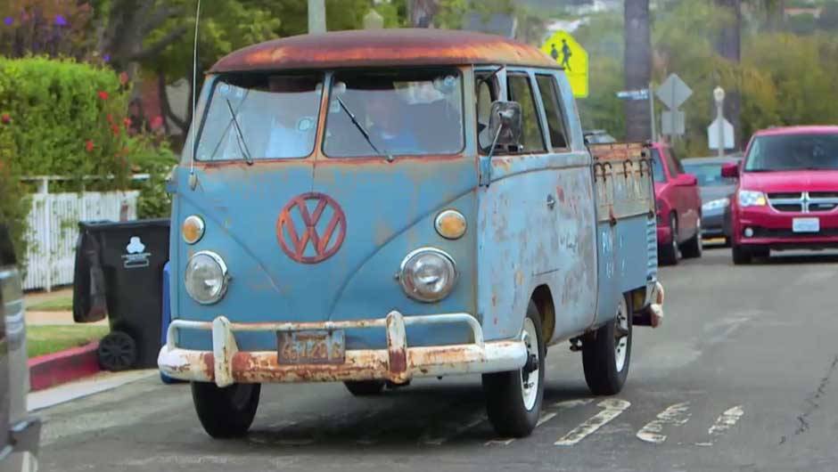 A bordo de uma VW Kombi em p&eacute;ssimo estado de conversa&ccedil;&atilde;o, o apresentador fecha a primeira temporada conversando com Michael Richards, um dos atores da famosa s&eacute;rie; ele se mostrou arrependido pela rea&ccedil;&atilde;o explosiva durante uma apresenta&ccedil;&atilde;o em 2006 |