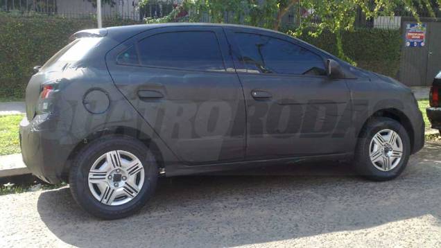 O Ônix usará versões evoluídas dos conhecidos motores 1.0 e 1.4 empregados no Celta; haverá também uma versão sedã, que deve tomar o lugar do Prisma | <a href="https://beta-develop.quatrorodas.abril.com.br/noticias/segredo/vergonha-chevrolet-onix-desfila-pelas-ruas-6991" rel="migration"></a> O Ônix usará versões evoluídas dos conhecidos motores 1.0 e 1.4 empregados no Celta; haverá também uma versão sedã, que deve tomar o lugar do Prisma | <a href="https://beta-develop.quatrorodas.abril.com.br/noticias/segredo/vergonha-chevrolet-onix-desfila-pelas-ruas-6991" rel="migration"></a>