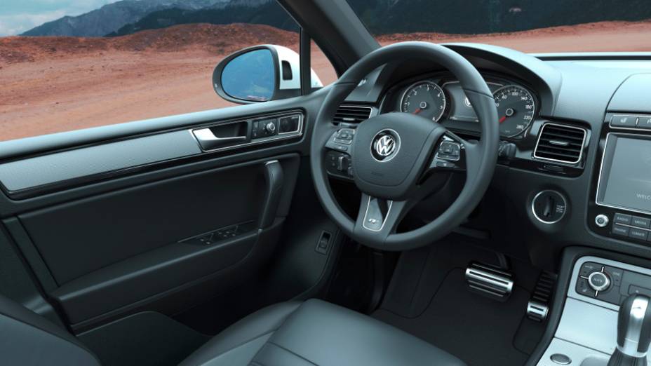 No interior, destaque para o volante multifuncional e para a central multimídia com GPS - <a href="https://beta-develop.quatrorodas.abril.com.br/noticias/fabricantes/vw-lanca-novos-jetta-touareg-840644.shtml" rel="migration">Leia mais</a>