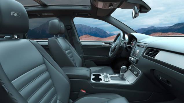 Versão R-Line, a mais equipada e única com motor V8, conta com ar-condicionado quadrizone e suspensão a ar - <a href="https://beta-develop.quatrorodas.abril.com.br/noticias/fabricantes/vw-lanca-novos-jetta-touareg-840644.shtml" rel="migration">Leia mais</a> Versão R-Line, a mais equipada e única com motor V8, conta com ar-condicionado quadrizone e suspensão a ar - <a href="https://beta-develop.quatrorodas.abril.com.br/noticias/fabricantes/vw-lanca-novos-jetta-touareg-840644.shtml" rel="migration">Leia mais</a>