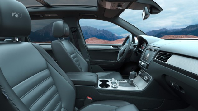 Versão R-Line, a mais equipada e única com motor V8, conta com ar-condicionado quadrizone e suspensão a ar - <a href="https://beta-develop.quatrorodas.abril.com.br/noticias/fabricantes/vw-lanca-novos-jetta-touareg-840644.shtml" rel="migration">Leia mais</a> Versão R-Line, a mais equipada e única com motor V8, conta com ar-condicionado quadrizone e suspensão a ar - <a href="https://beta-develop.quatrorodas.abril.com.br/noticias/fabricantes/vw-lanca-novos-jetta-touareg-840644.shtml" rel="migration">Leia mais</a>
