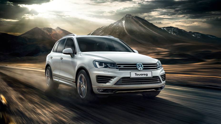 Versão topo de linha, R-Line tem para-choques exclusivos, rodas de aro 20 e frisos cromados - <a href="https://beta-develop.quatrorodas.abril.com.br/noticias/fabricantes/vw-lanca-novos-jetta-touareg-840644.shtml" rel="migration">Leia mais</a>