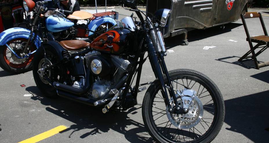 Harley-Davidson choppper com mola sob o selin de couro e frente springer com amortecedor sob o farol | <a href="https://beta-develop.quatrorodas.abril.com.br/moto/noticias/two-wheels-brazil-reune-fabricantes-nacionais-americanos-motos-vintage-644346.shtml" rel="migration">Leia mais</a>