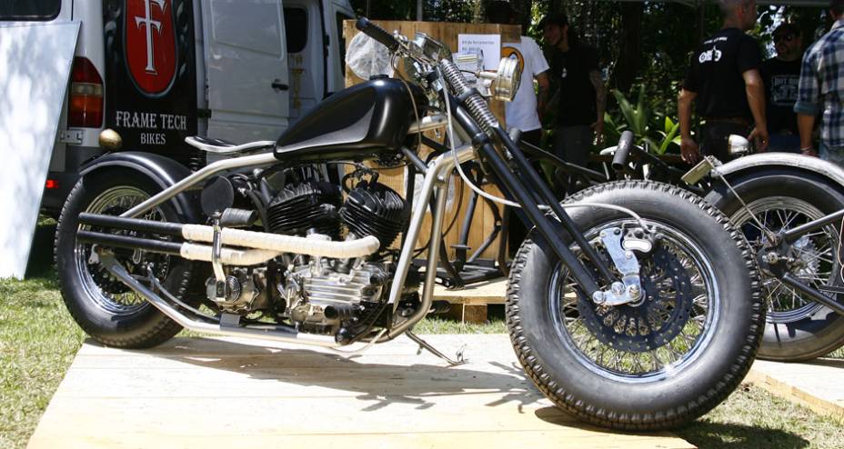 Chopper com motor V2 antigo e chassi artesanal "rabo duro" (sem suspens&atilde;o na traseira), com frente springer | <a href="https://beta-develop.quatrorodas.abril.com.br/moto/noticias/two-wheels-brazil-reune-fabricantes-nacionais-americanos-motos-vintage-644346.shtml" rel="migration">Leia ma</a>
