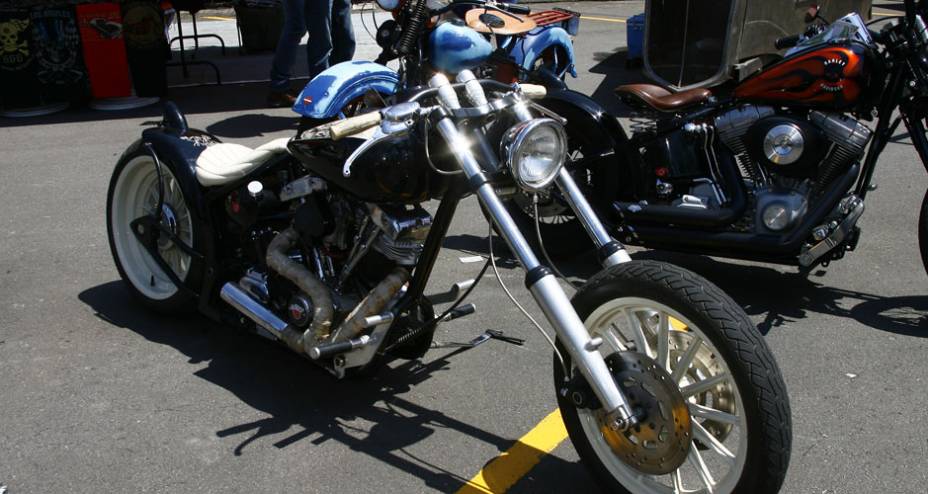 Chopper com motor Harley-Davidson escape dois em um bem curto, chassi softail e guid&atilde;o de moto esportiva dos anos 50 | <a href="https://beta-develop.quatrorodas.abril.com.br/moto/noticias/two-wheels-brazil-reune-fabricantes-nacionais-americanos-motos-vintage-644346.shtm" rel="migration"></a>