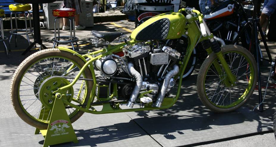 Adaptação ao estilo old school tenta reproduzir com quadro rabo duro e rodas, pneus e selin ao estilo bicicleta uma moto de corrida da década de 30 | <a href="https://beta-develop.quatrorodas.abril.com.br/moto/noticias/two-wheels-brazil-reune-fabricantes-nacionais-ameri" rel="migration"></a>
