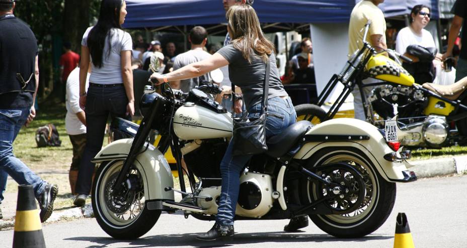 H-D Fat Boy com customiza&ccedil;&atilde;o mais leve com pneus de faixa branca, pintura especial com frisos e assento monoposto rebaixado | <a href="https://beta-develop.quatrorodas.abril.com.br/moto/noticias/two-wheels-brazil-reune-fabricantes-nacionais-americanos-motos-vintage-6443" rel="migration"></a>