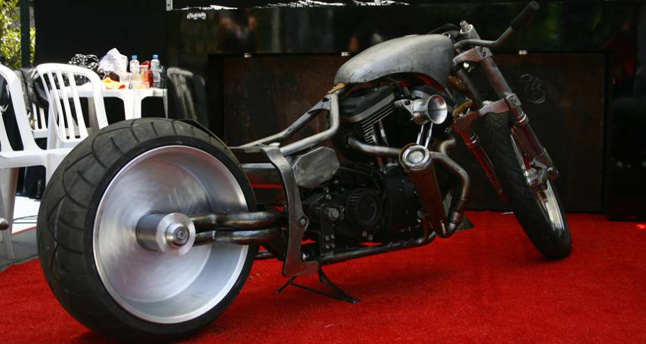 Moto segue o estilo Drag Bike (moto de arrancada) tamb&eacute;m com motor H-D, chassi softail com balan&ccedil;a mono-bra&ccedil;o artesanal, filtro de ar estilo corneta e escape dois em um | <a href="https://beta-develop.quatrorodas.abril.com.br/moto/noticias/two-wheels-brazil-reune-fabric" rel="migration"></a>