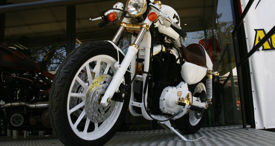 883 Sportster estilo café racer com detalhes dourados, semi-guidões fixados nas bengalas e banco individual com rabeta esportiva | <a href="https://beta-develop.quatrorodas.abril.com.br/moto/noticias/two-wheels-brazil-reune-fabricantes-nacionais-americanos-motos-vintage" rel="migration"></a>