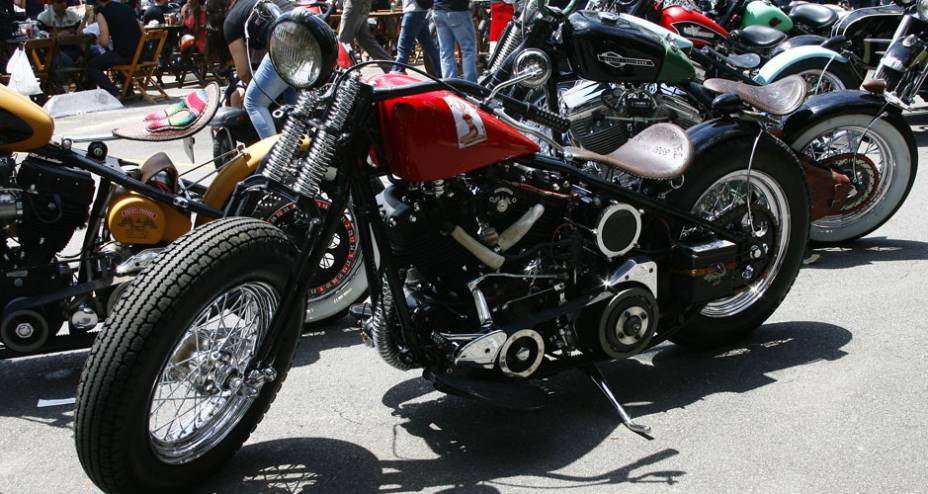 Bobber com frente springer baixa, pneu traseiro adaptado e sem freio frontal, rabo duro, selin fino de couro com molas e motor H-D | <a href="https://beta-develop.quatrorodas.abril.com.br/moto/noticias/two-wheels-brazil-reune-fabricantes-nacionais-americanos-motos-vinta" rel="migration"></a>