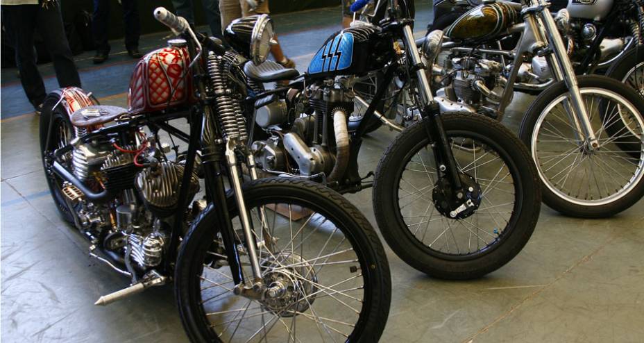 Choppers de variados estilos alinhadas com diferentes motorizações, da esquerda para a direita: motor em V, monocilindro e Twin paralelo | <a href="https://beta-develop.quatrorodas.abril.com.br/moto/noticias/two-wheels-brazil-reune-fabricantes-nacionais-americanos-motos" rel="migration"></a>