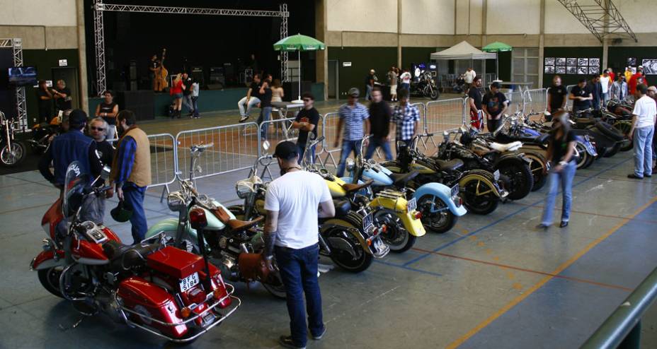 Motos Harley-Davidson customizadas alinhadas no ginásio que recebeu o evento Two Wheels na zona sul de São Paulo | <a href="https://beta-develop.quatrorodas.abril.com.br/moto/noticias/two-wheels-brazil-reune-fabricantes-nacionais-americanos-motos-vintage-644346.shtml" rel="migration">Le</a>