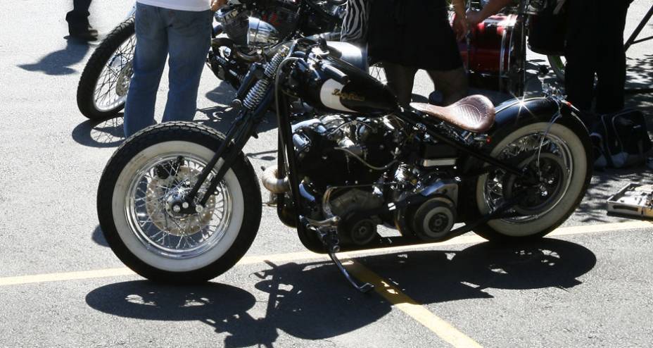 H-D com quadro artesanal rabo duro, selin de couro, pneus faixa branca e frente springer com amortecedor | <a href="https://beta-develop.quatrorodas.abril.com.br/moto/noticias/two-wheels-brazil-reune-fabricantes-nacionais-americanos-motos-vintage-644346.shtml" rel="migration"></a>