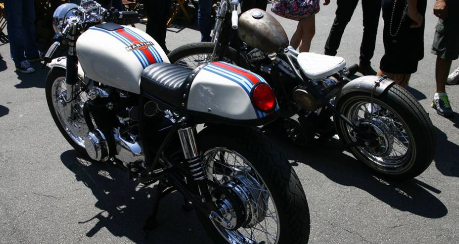 Honda CB 4 cilindros estilo café racer, com pintura de competição, tomadas de ar do carburador estilo cornetas e semi-guidões fixados nas bengalas | <a href="https://beta-develop.quatrorodas.abril.com.br/moto/noticias/two-wheels-brazil-reune-fabricantes-nacionais-americ" rel="migration"></a>