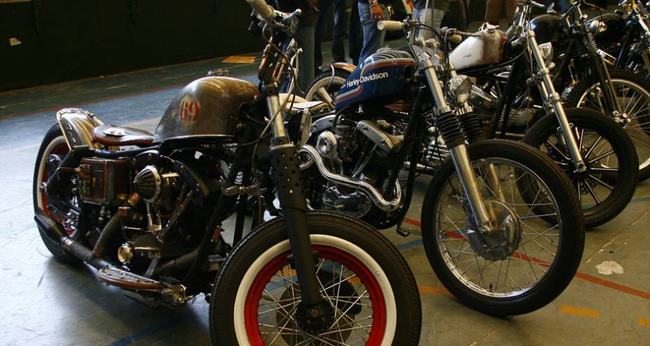 Sequência de motos H-D customizadas em diferentes estilos no ginásio do Two Wheels | <a href="https://beta-develop.quatrorodas.abril.com.br/moto/noticias/two-wheels-brazil-reune-fabricantes-nacionais-americanos-motos-vintage-644346.shtml" rel="migration">Leia mais</a>
